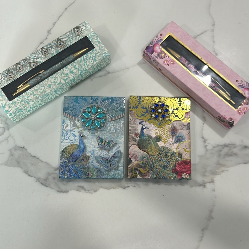 Peacock Lovers New With Tags 4 Piece. 2 Notepads with Matching Pens.